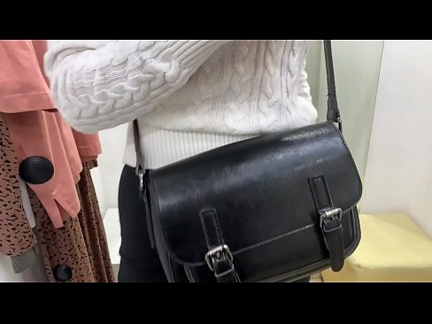 ❤️ Публічна мастурбація молодої сучки FeralBerry фалоімітатором у примірочній Порно-відео у нас ❌❤