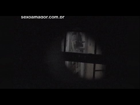 ❤️ Блонді таємно знімає на відео сусідський вуайерист, прихований за порожнистими цеглами Порно-відео у нас ❌❤