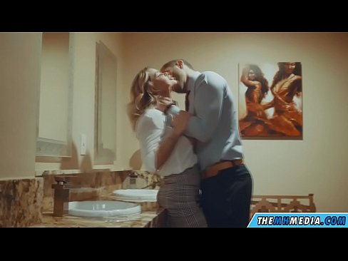 ❤️ Коли грудаста блондинка спокушає вас у громадському туалеті Порно-відео у нас ❌❤
